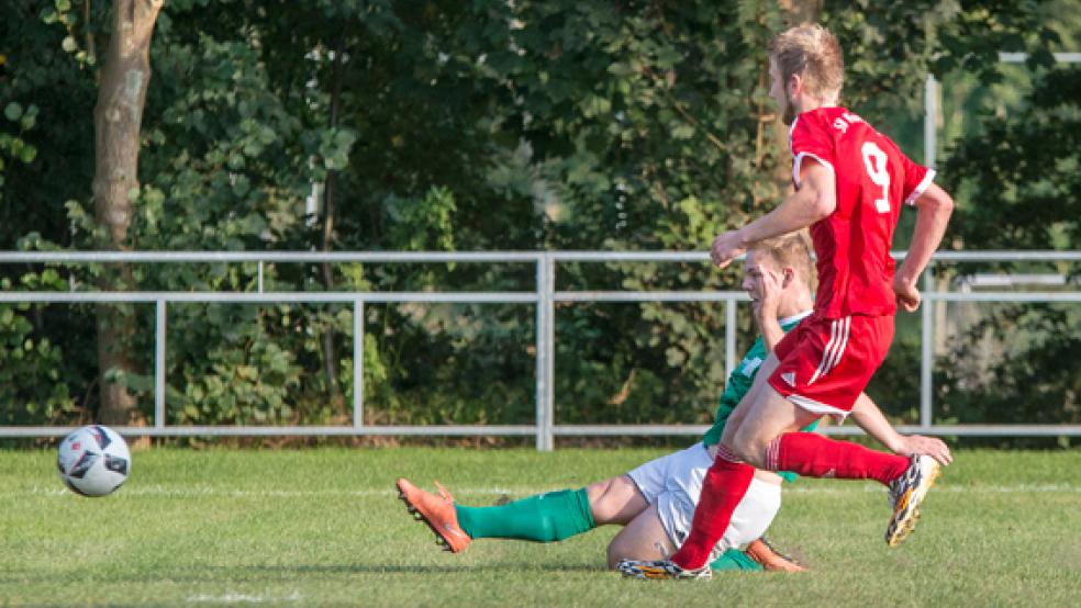 Entschlossen zur Führung: Marco Leuschner ist vor Thomas Park am Ball und markiert das 1:0 für Stapelmoor. © Foto: Mentrup