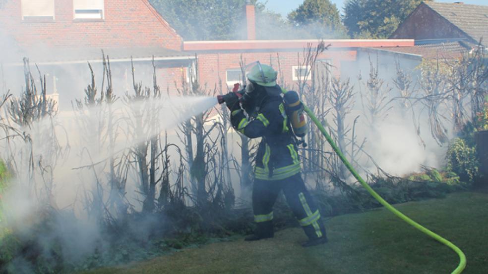 Unter Atemschutz gingen zwei Trupps der Feuerwehr gegen den Brand vor. © Foto: Rand
