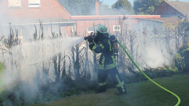 Hecke am Jansumer Ring brennt