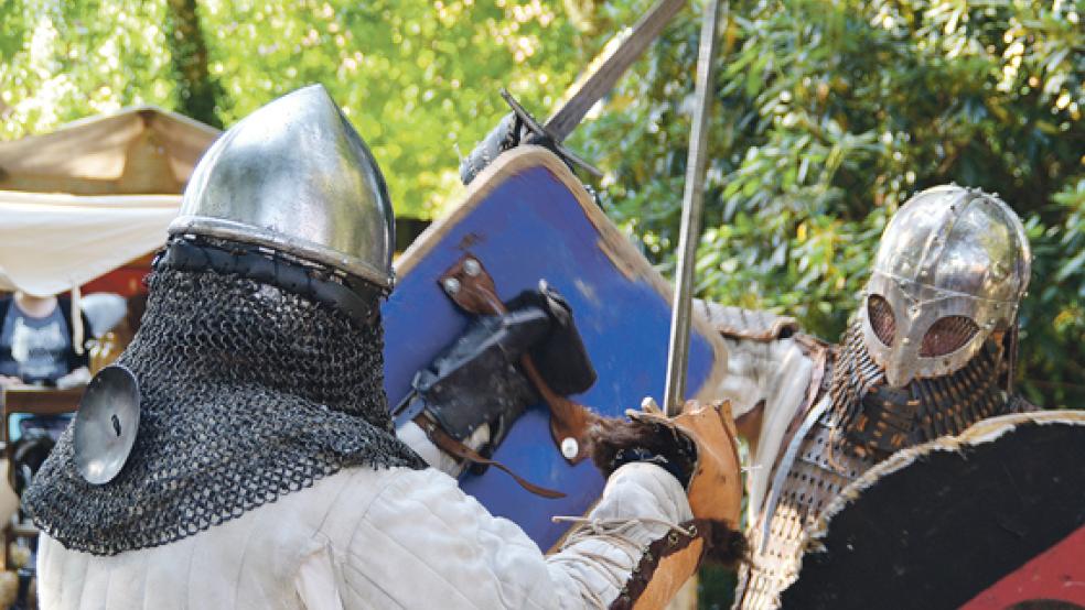 Die Schwertkämpfer droschen auf dem Mittelaltermarkt im Stadtgarten mit ihren Waffen in einem Schaukampf aufeinander ein. Gefährlich war das nicht: die Schwerter und Äxte waren stumpf. © Fotos: Tirrel