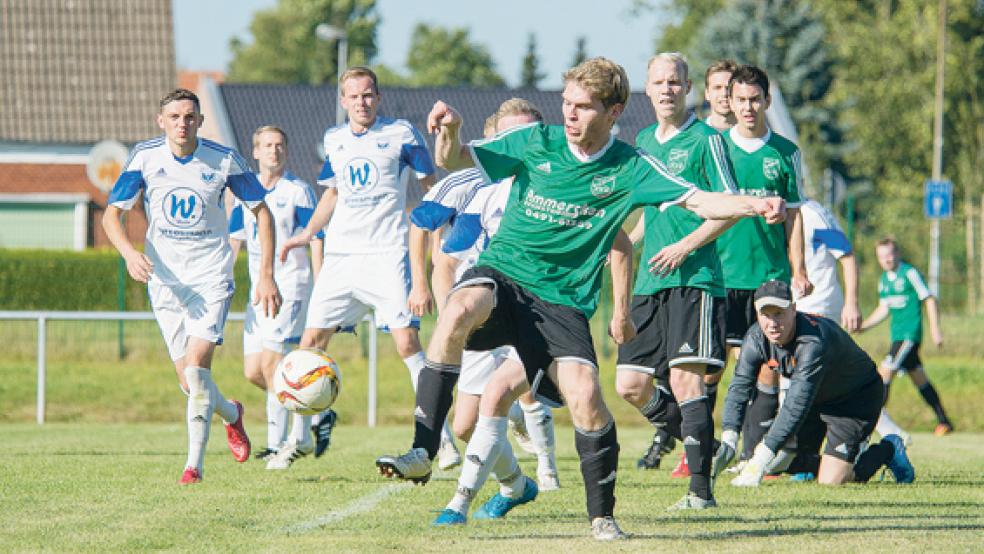 Für Verwirrung im Strafraum von Eiche Ostrhauderfehn konnten die Bingumer um Andre Börchers (vorn) nur selten sorgen. Die meisten Standards blieben wirkungslos. © Foto: Mentrup