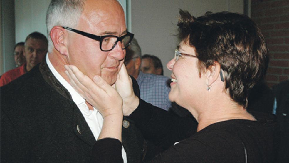 Der Moment des Sieges: Hans-Peter Heikens wird nach der Auszählung des letzten Wahllokals gestern Abend von seiner Ehefrau Diana Fedder-Heikens geherzt. © Foto: Szyska