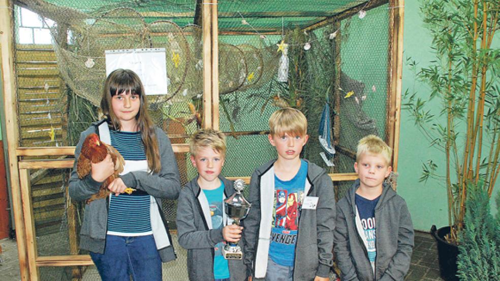 Pokale und Medaillen erhielten bei der Kreisjugendverbandsschau (von links) Julia Feldmann, Max Niemann, Sönke Sonnenberg und Dimitri Nauta.  © Foto: Kuper