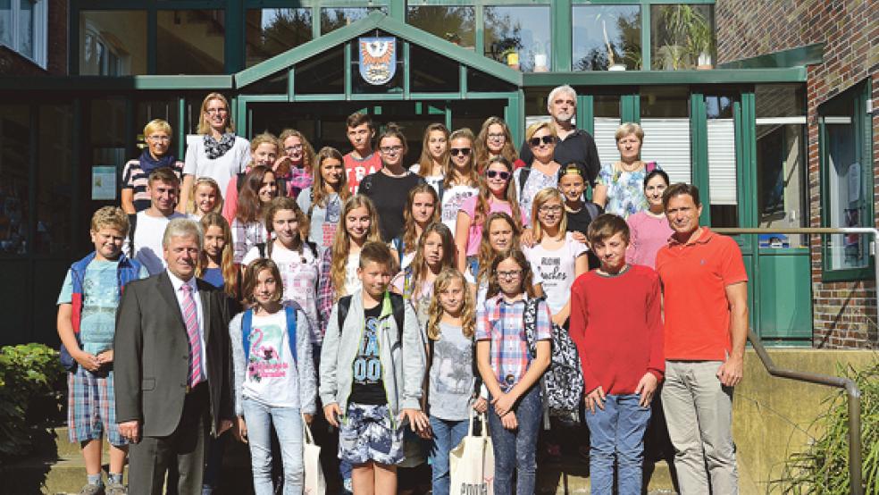 Eine polnische Schülergruppe ist im Rathaus in Weener von Bürgermeister Ludwig Sonnenberg (vorne links) empfangen worden. Mit dabei war auch Dirk Kaiser von der Oberschule in Weener (vorne rechts). © Foto: Stadtverwaltung Weener
