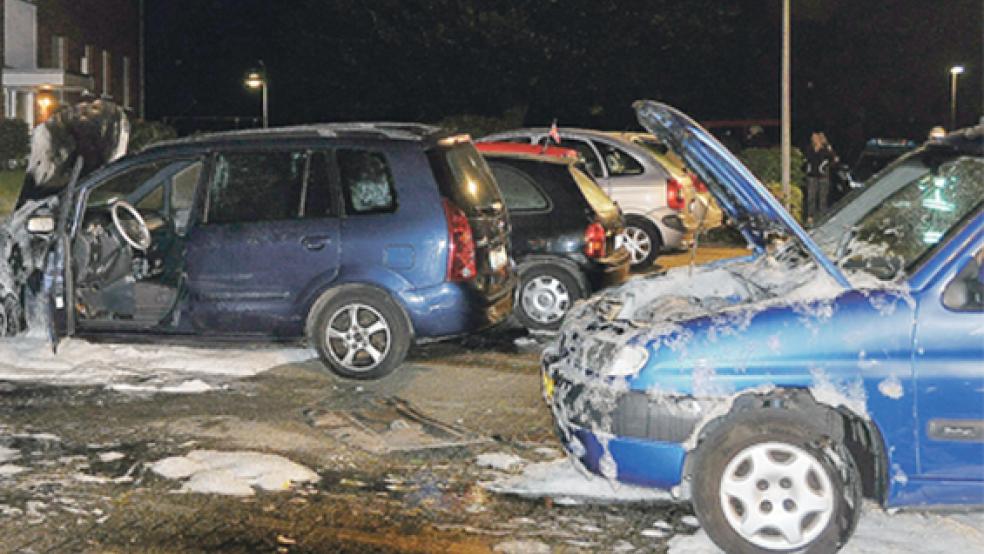 Die Auto-Brände auf einen Blick: Seit fast zwei Monaten hält die offensichtliche Serie Polizei und Einwohner in Atem. Im Bild der aktuelle Fall vom Wochende - zum zweiten Mal brannte es hier in der Ahornstraße in Weener. © Foto: Wolters