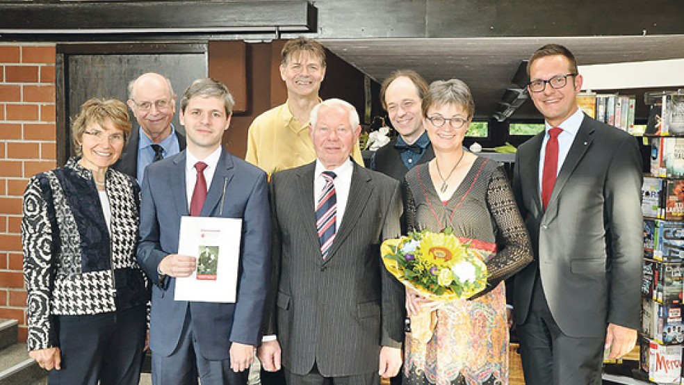 Glückliche Gesichter bei der Preisverleihung (von links): Dorothea Büttner (Jurymitglied), Klaus-Dieter Krüger (Geschäftsführer der Freudenthal-Gesellschaft), Wilko Lücht (Preisträger Anerkennungspreis), Are Meijer (Preisträger Freuden­thal-Preis), Werner Salomon (Vorsitzender der Freudenthal-Gesellschaft), Snorre Björkson (Jurymitglied), Jutta Oltmanns (Preisträgerin Freudenthal-Preis) und André Pannier (Volksbank Lüneburger Heide).  © Foto: privat