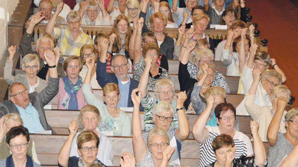 Nur still zuzuhören, war für das Publikum am Sonntagabend in der reformierten Kirche in Bunde kaum möglich. Getreu dem Motto wurde miteinander gesungen, gelacht, geklatscht und bei der Verabschiedung von Marianne Gerke auch ein bisschen geweint. © Fotos: Himstedt