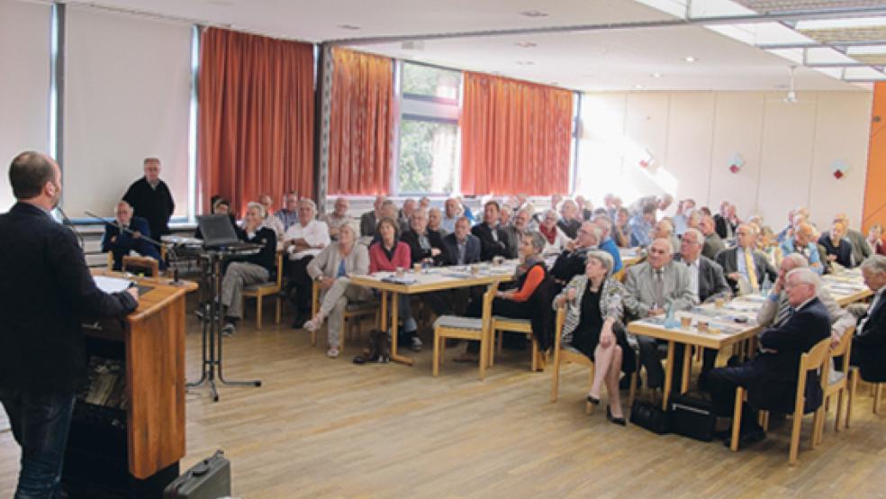 Das Interesse an der Tagung mit dem Archäologen Andreas Hüser (links) war groß. © Foto: Ostfriesische Landschaft