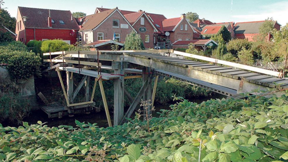 Ohne das morsche Geländer präsentiert sich zurzeit die Loegsbrücke in Ditzum. Die Zimmerei Deutschkämer aus Friesoythe sorgt im Auftrag der Gemeinde Jemgum dafür, dass der Überweg in rund zwei Wochen wieder genutzt werden kann. © Foto: Szyska