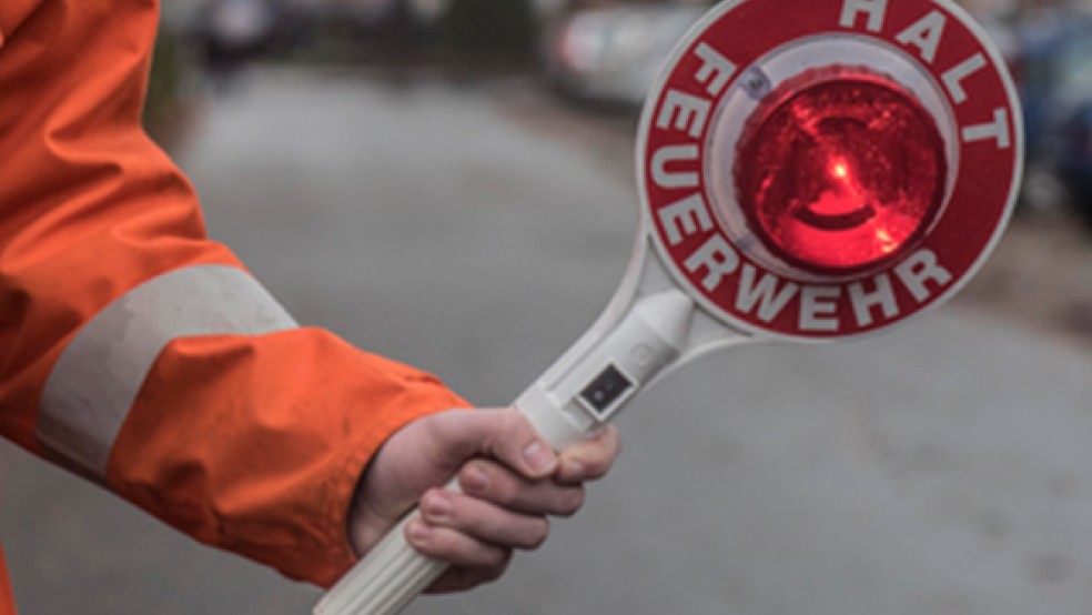 Die Feuerwehren aus Flachsmeer, Steenfelde und Loga rückten gestern aufgrund von Heckenbränden aus. © Foto: Klemmer