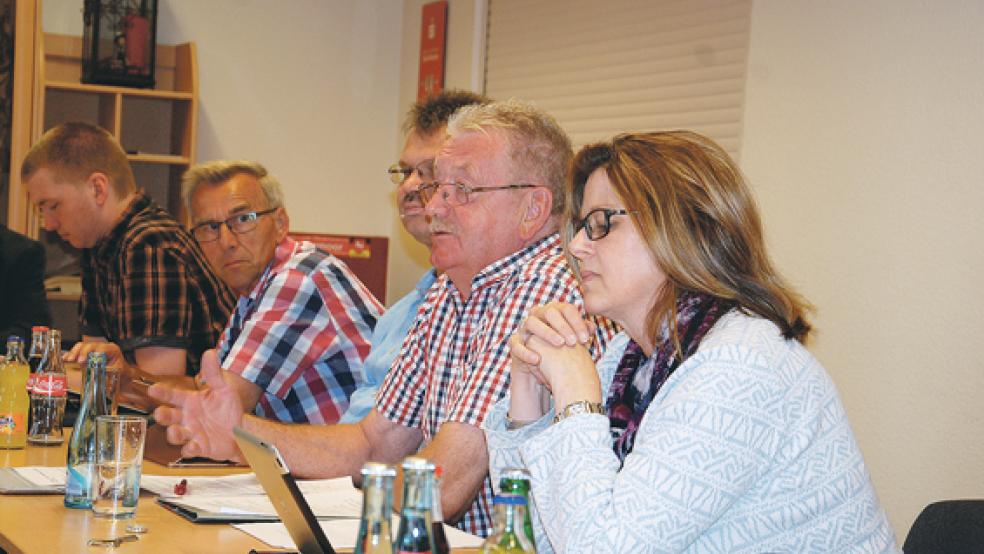 Einstimmig »Ja«: Der Feuerschutzausschuss mit Klaas-Enno Haken, Hans-Ludwig Timmer, Andreas Silze, Broer Wübbena-Mecima und Hannelore Wloka-Schoon. © Foto: Hoegen