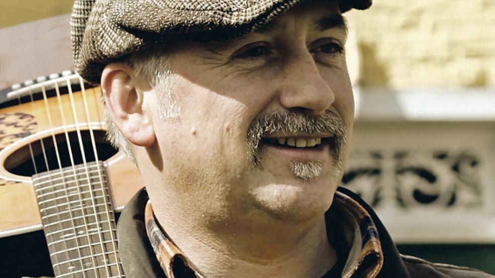 Der Sänger und Songwriter Jürgen Brinker aus Leer eröffnet das Musikprogramm. © Foto: privat