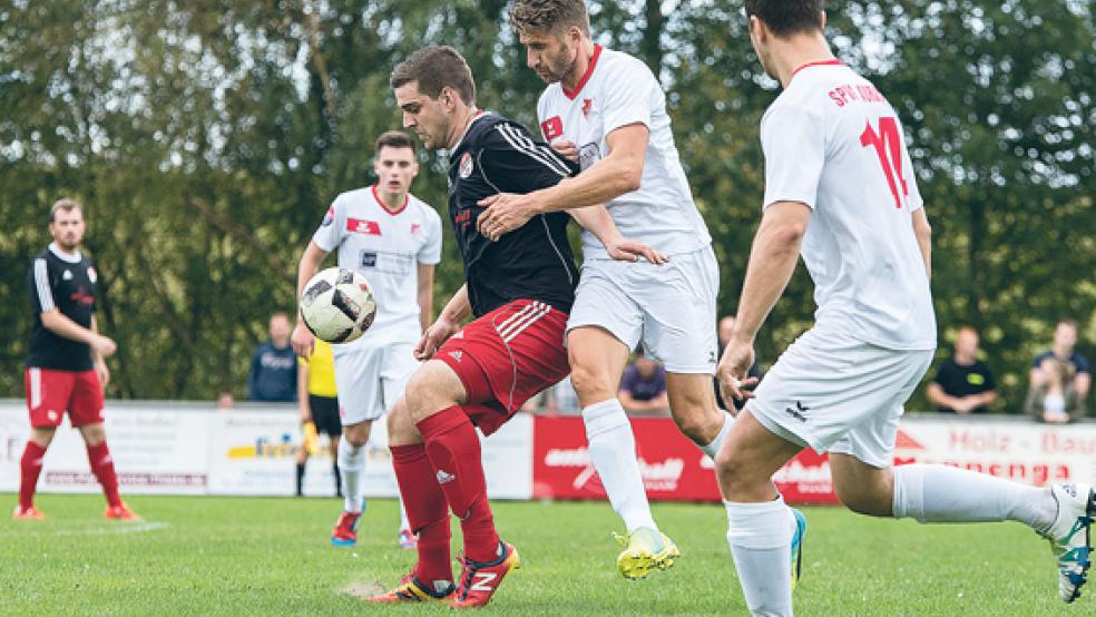 Entschlossenheit in den Zweikämpfen wollen die Jemgumer (hier: Andre Karper im Spiel gegen Aurich) beim Heimspieldoppelpack am Wochenende zeigen. © Foto: Mentrup