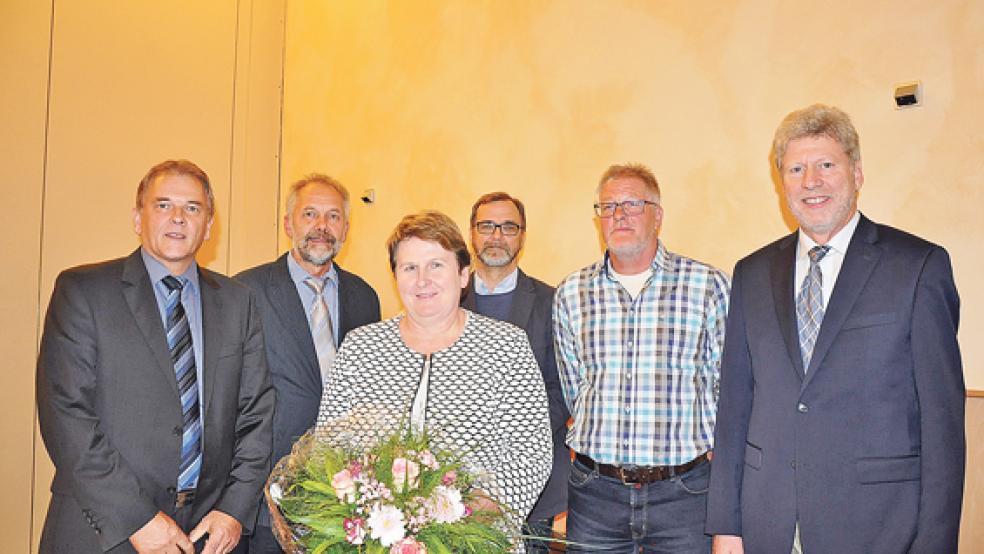 Jemgums Bürgermeister Johann Tempel (rechts) zeichnete als Vertreter des Städte- und Gemeindebundes Gerald Sap (von links), Gerhard Janßen, Johanne Modder, Theus Graalmann und Harm Kruithoff für ihr langjähriges Engagement in der Kommunalpolitik aus. Es fehlt Ratsherr Wilhelm Timmer.  © Foto: Boelmann