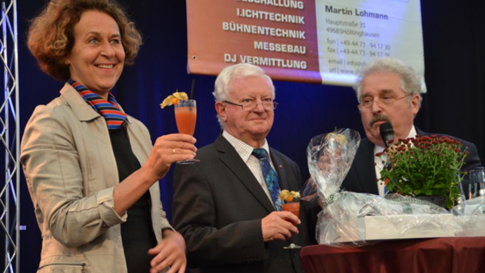 Mit einem alkoholfreien Cocktail stießen (von links) Bürgermeisterin Beatrix Kuhl, Dr. Rudolf Seifert und Rico Mecklenburg bei der Eröffnung an. Sie alle wünschten der Ostfrieslandschau für dieses Jahr viel Erfolg. © Foto: Tirrel