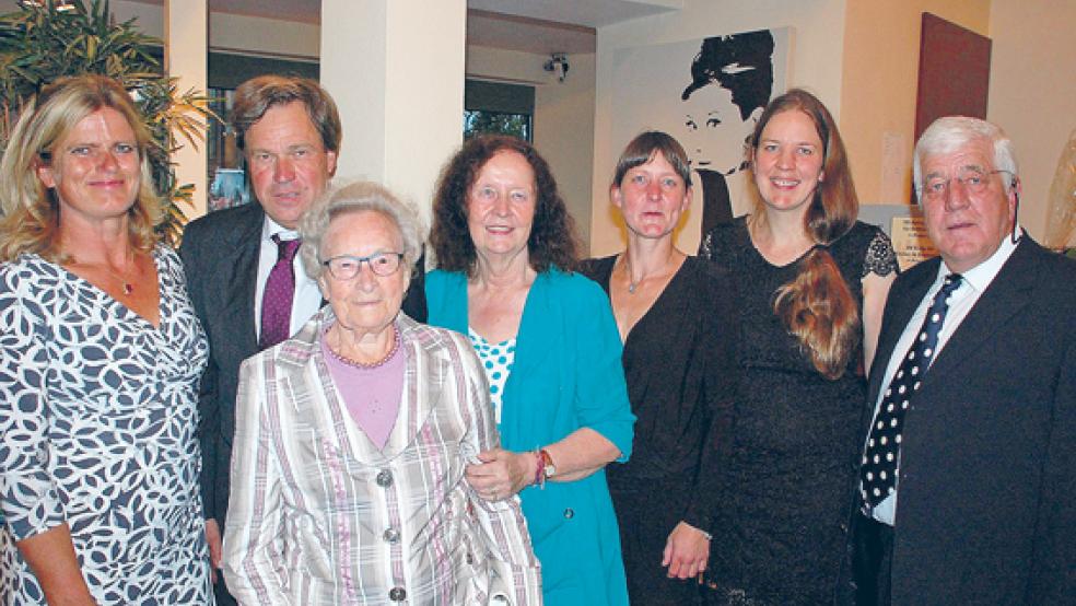 Freuten sich über die Eröffnung: Inge Buschmann, Dr. Heiner Buschmann, Ruth Buschmann, Thea Muckli, Kathrin Muckli, Astrid Muckli und Helmut Muckli (von links). © Foto: Thorweger