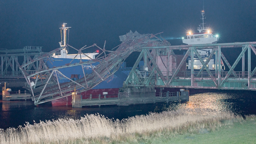 Die Schiffskollision mit der Friesenbrücke beschäftigt nicht nur die Gerichte. Parallel läuft ein Verfahren vor dem Seeamt, das über berufliche Konsequenzen entscheidet. © Foto: Mentrup