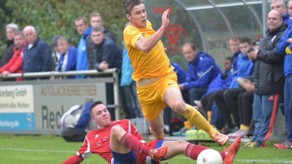 Beeindruckend schnell und kaum zu stoppen: Leers Eike Begemann lief Bundes Frank Wöste im ersten Durchgang nicht nur in dieser Situation davon. Der Wirbelwind aus Ditzum sorgte für viel Betrieb auf dem Flügel. © Fotos: Bruins