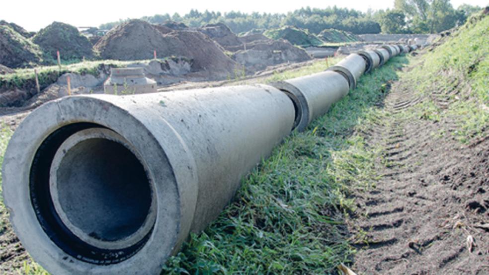 Rohrleitungen warten auf ihren Einsatz im Baugebiet. Das Baugebiet zwischen der »Dollartstraße« und der Straße »Zur Helle« wird derzeit erschlossen. © Foto: Hanken