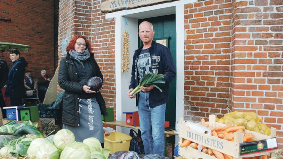Frisches Gemüse und neue Kartoffeln direkt vom Feld im Rheiderland und aus dem eigenen Garten verkauften Vorsitzender Stefan Sinning und seine Schwägerin Gabi Sinning zugunsten des Mühlenvereins Jemgum. © Fotos: Kuper