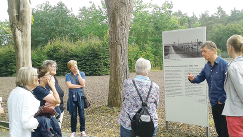 Fietje Ausländer, zweiter von rechts, bei der Führung durch die Dauerausstellung.  ©  Foto: privat