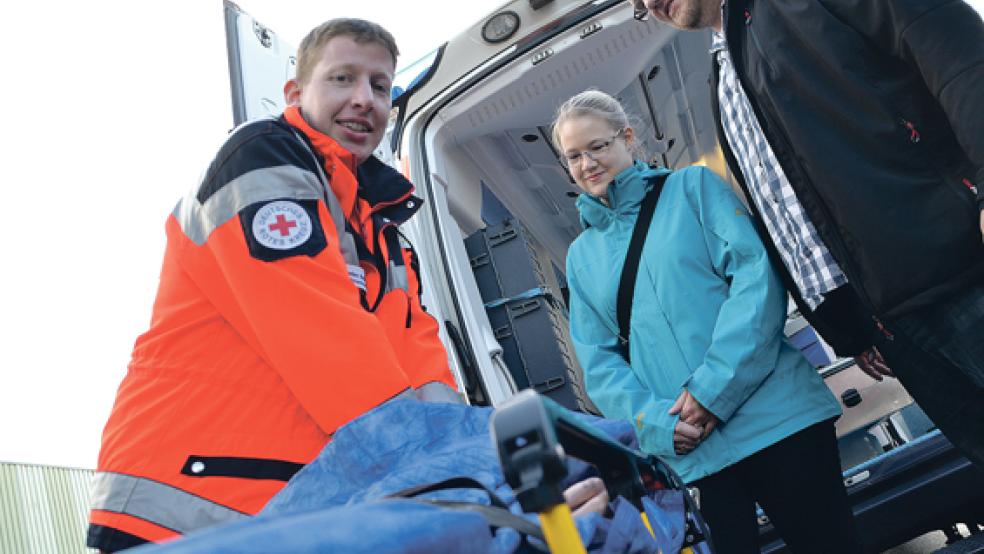 Ingo Boekhoff vom Rettungsdienst Leer zeigte, wie man erste Hilfe leistet. Katharina und Jan Dreier schauten ihm dabei zu. .  © 