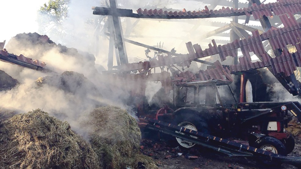 Die Feuerwehr wurde gegen 5 Uhr heute Morgen alarmiert und war am Mittag noch immer im Einsatz. © Foto: Feuerwehr