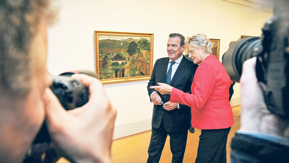 Im Fokus der Fotografen: Alt-Bundeskanzler Gerhard Schröder hielt die Eröffnungsrede zur neuen Ausstellung, die er sich von der langjährigen Geschäftsführerin Eske Nannen zeigen ließ. © Foto: Hasseler