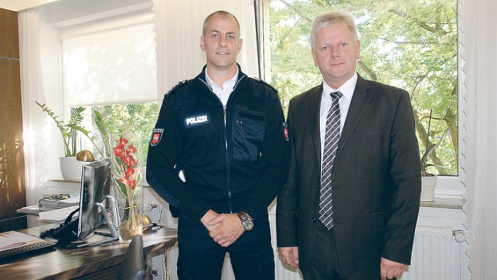 Das Gespräch mit Polizeichef Stefan Reuwsaat hat Bürgermeister Ludwig Sonnenberg gesucht. © Foto: Hoegen