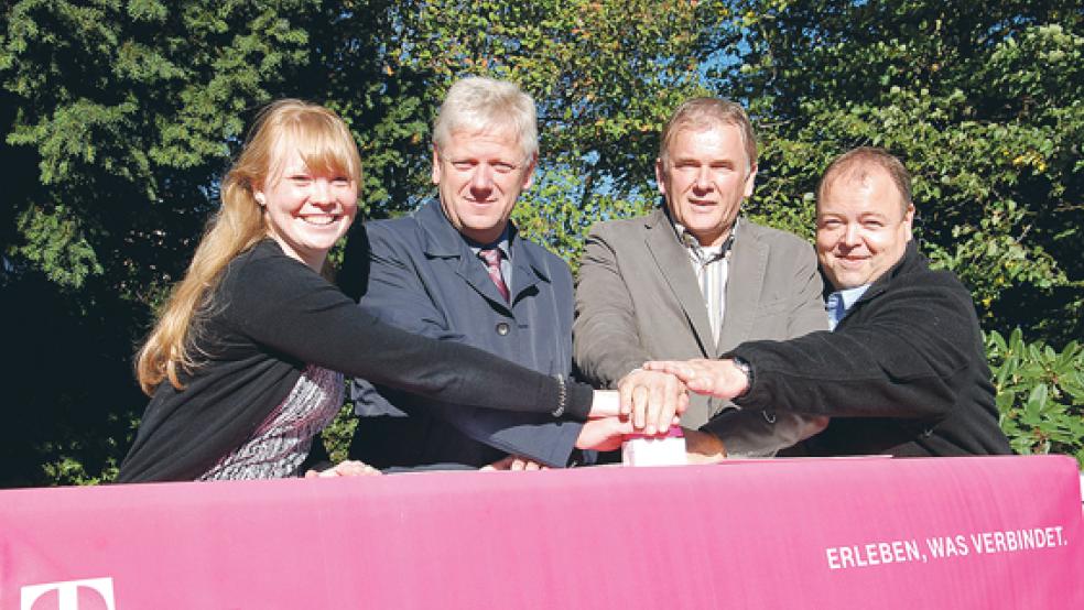 An der Norderstraße Richtung Ortsausgang in Weener steht einer der neuen Kabelverzweiger der Telekom. Hier drückten Nicole Garizyk von der Telekom, die Bürgermeister Ludwig Sonnenberg und Gerald Sap und Telekom-Techniker Ralf Bunger (von links) gestern auf den symbolischen Startknopf für das schnelle Internet. © Foto: Hoegen