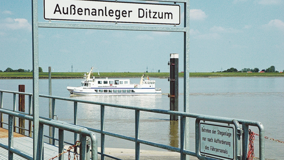 Das Fahrgastschiff »Dollard« legt zum Saisonabschluss am 15. Oktober um 14 Uhr am Außen­anleger in Ditzum ab, um über die Ems nach Leer zu fahren. © Foto: Szyska