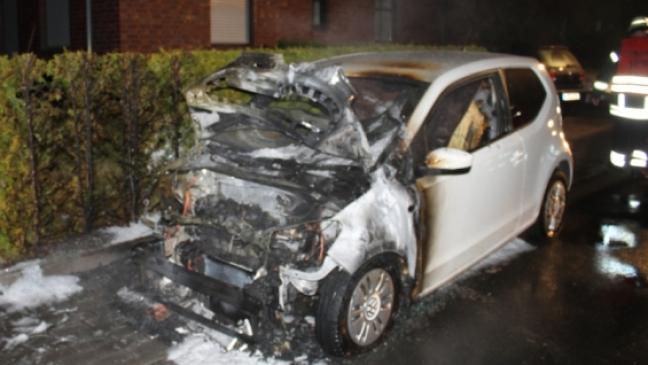 Achter Fall: Wieder Auto in Flammen