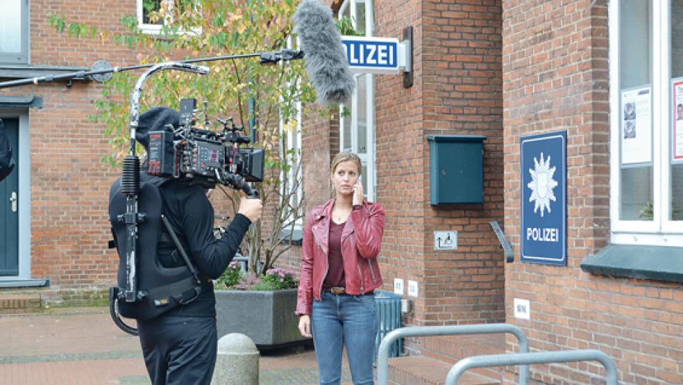 In der Leeraner Altstadt sind gestern erste Szenen für den fünften Teil der ZDF-Samstagskrimireihe »Friesland« gedreht worden.  © Fotos: Grit Fokken (Stadtverwaltung