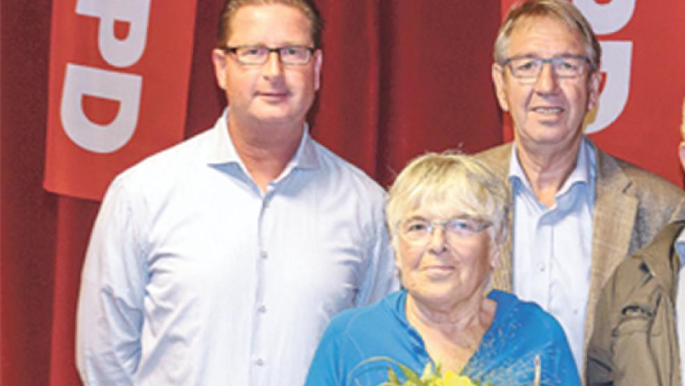 Sönke Eden (links) wird vom SPD-Fraktionsvorsitzenden Heinz Dieter Schmidt (rechts) als neuer Bingumer Ortsvorsteher vorgeschlagen. Er würde damit der Nachfolger der langjährigen Amtsinhaberin Bärbel Bieder (Mitte) werden. © Foto: Archiv