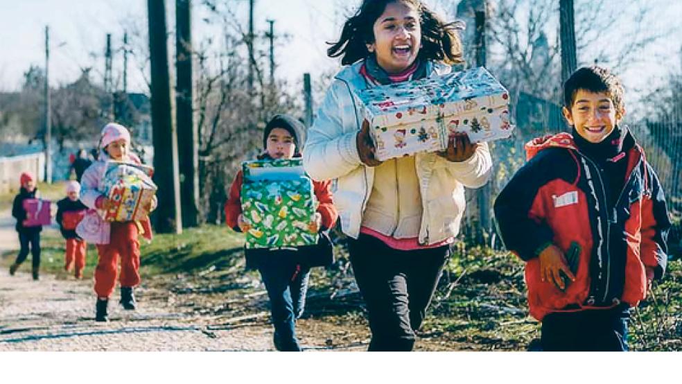 Unter dem Motto »Mehr als ein Glücksmoment« ist die Geschenkaktion »Weihnachten im Schuhkarton« in die 21. Saison gestartet. Pakete können auch in einigen Geschäften in Weener abgegeben werden.  © Foto: privat