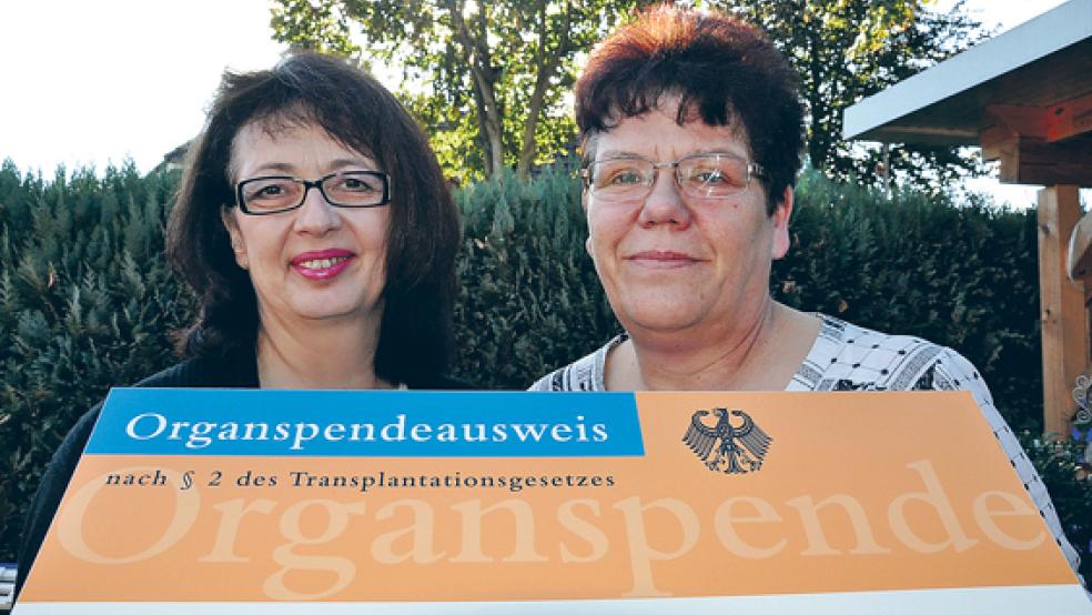 Für Organspende in Ostfriesland werben Frauke Malaika (rechts) und Barbara Backer.  © Foto: Boelmann