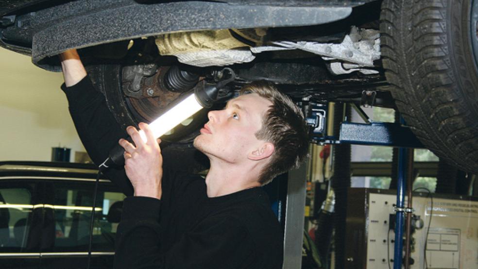 Zur Abnahme der Hauptuntersuchung inspizierte Marten Krzatala den Unterboden. Der Moormerländer holte sich den Landessieg im Kfz-Handwerk.  © Foto: Handwerkskammer für Ostfriesland