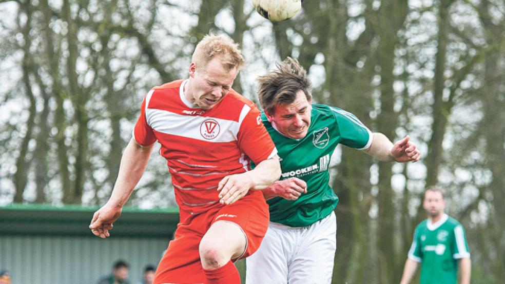 Kämpferisch will sich Bunde gegen Stapelmoor zeigen. Wie Nikolaj Babenko (links), hier im Zweikampf mit Stapelmoors Micha Gerke beim vergangenen Duell. © Foto: Mentrup