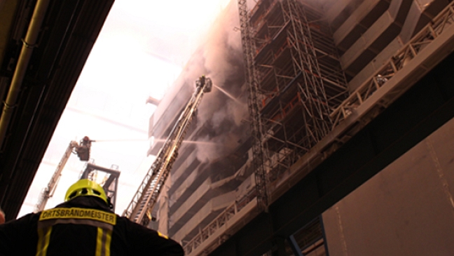Großbrand bricht auf Deck 9-Balkon aus