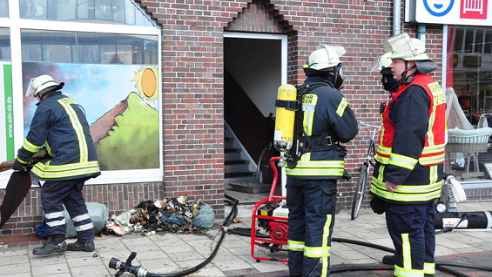 Die Feuerwehr war am Bahnhofsring in Leer im Einsatz, um brennenden Müll abzulöschen. © Foto: Wolters