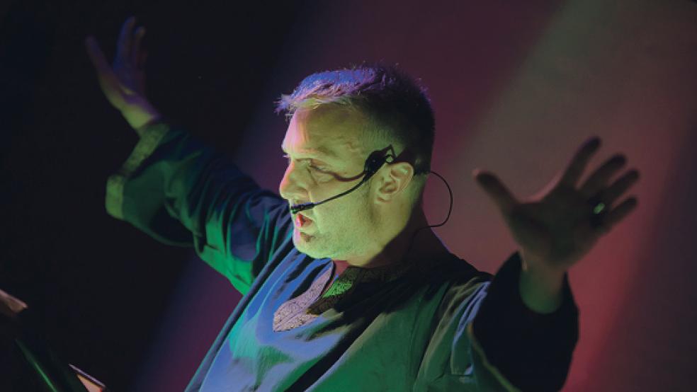 »Es ist Zeit, die Nacht bricht an. Seht euch vor...« Kai Kurgan ist in seinem Element. © Foto: Klemmer