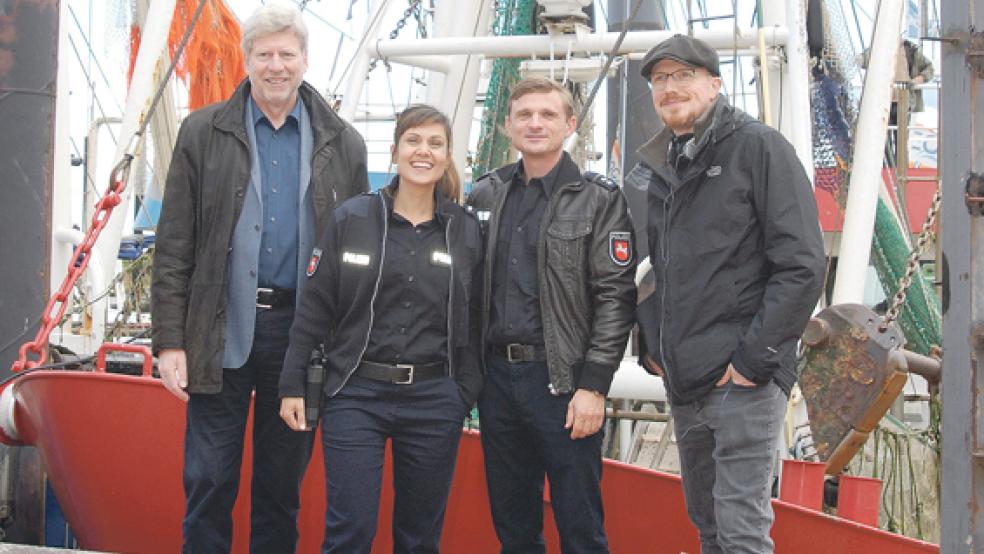 Üblen Gestalten im Ditzumer Hafen auf der Spur waren am Sonnabend die Film-Polizisten Süher Özlügül und Jens Jensen. Eingerahmt werden Sophie Dal und Florian Lukas von Bürgermeister Johann Tempel (links) und »Friesland«-Regisseur Markus Sehr. © Foto: Hoegen