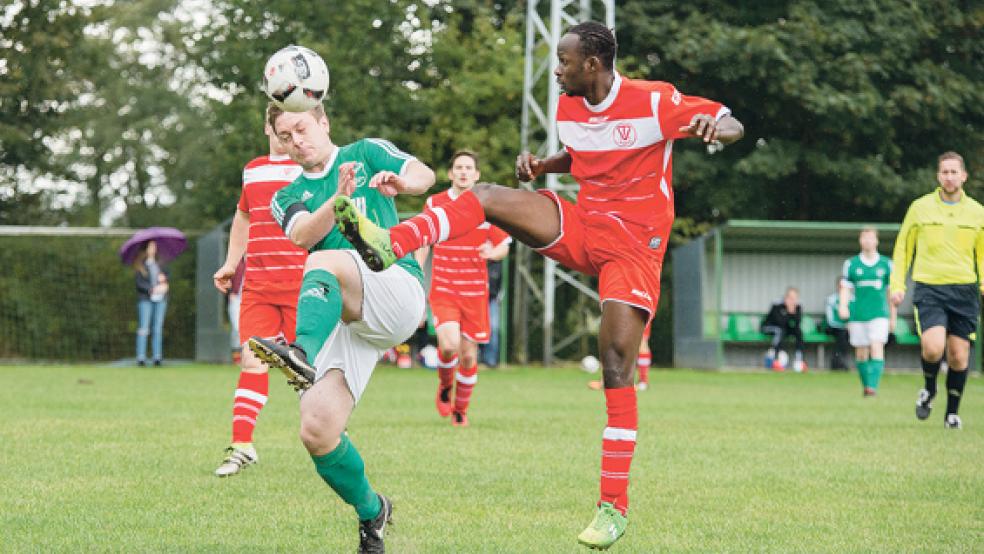 Zuerst am Ball ist Bundes Sarakay Ouattara im Zweikampf mit dem Stapelmoorer Torschützen Thorsten Rieks. Im umkämpften Derby behielten am Ende die Gäste die Oberhand. © Foto: Mentrup