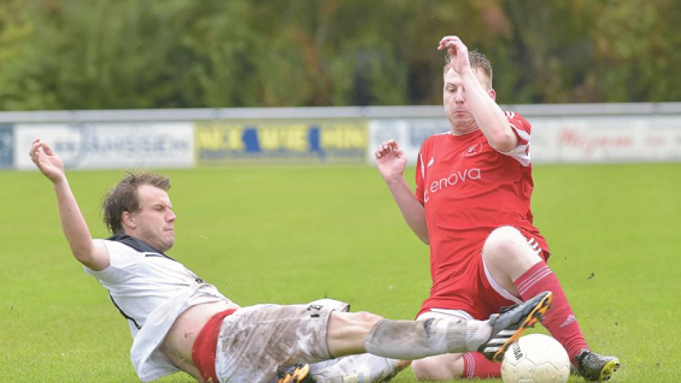 Bodenkampf: Bundes Derk Immenga (r.) grätscht genauso zum Ball wie der Norder Jan-Marten Farny. © Foto: Bruins