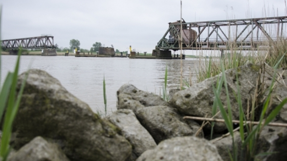 Fast ein Jahr nach dem verheerenden Schiffsunglück hat die Bahn jetzt die Wiederaufbaupläne für die Friesenbrücke präsentiert. © Foto: Hanken