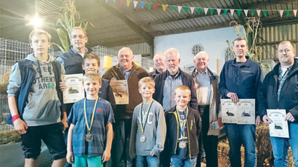 Die erfolgreichen Züchter vom Verein I57 Weener und Umgebung bei der Rassekaninchenschau in Neermoor. © Foto: privat
