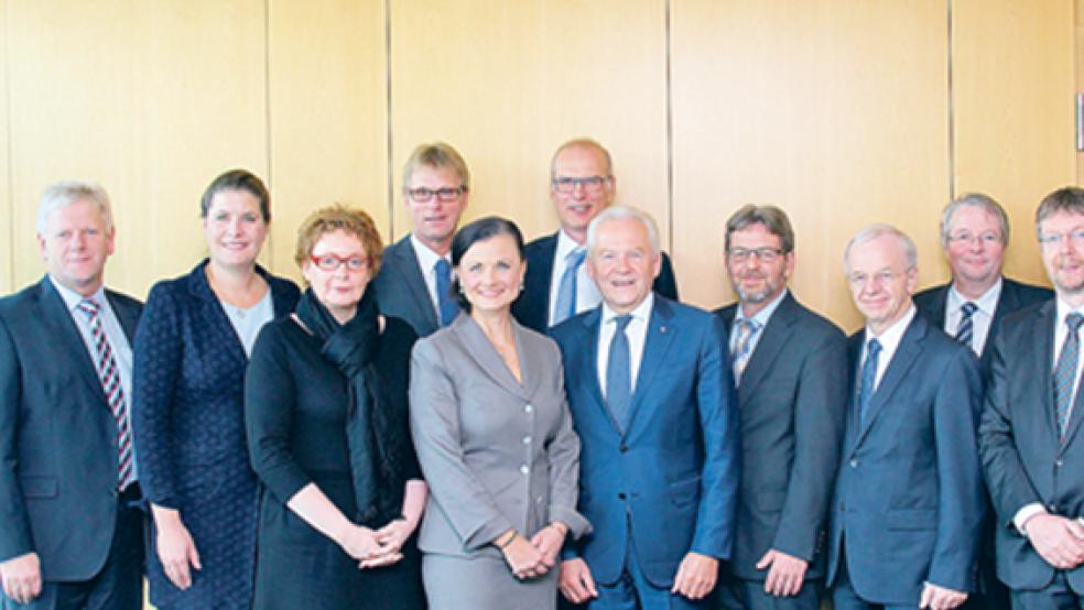 Treffen der Task Force »Friesenbrücke« in Berlin: Bahnchef Rüdiger Grube (Mitte) mit den Teilnehmern der Runde, zu denen auch die Bürgermeister Ludwig Sonnenberg (links) aus Weener und Eberhard Lüpkes (4. von links) aus Westoverledingen gehören. © Foto: privat