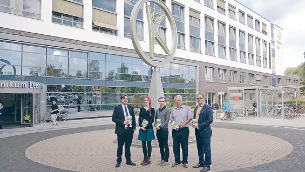 Beim Besuch des Klinikums Leer: Von links Nils Siemen (Ems-Achse), Lisa Thomas, Marek Poliacik, Dr. Hans-Jürgen Wietoska (Klinikum Leer) und Roni Hasan. © Foto: privat