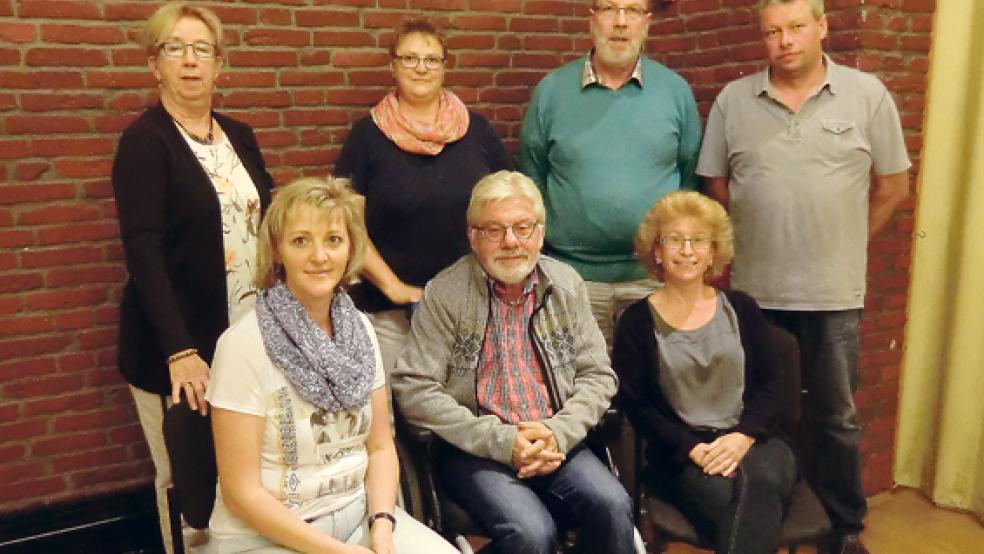 Der neue Vorstand der Heimatbühne Bingum mit dem Vorsitzenden Curt Weber (hinten, zweiter von rechts).  © Foto: Wolters