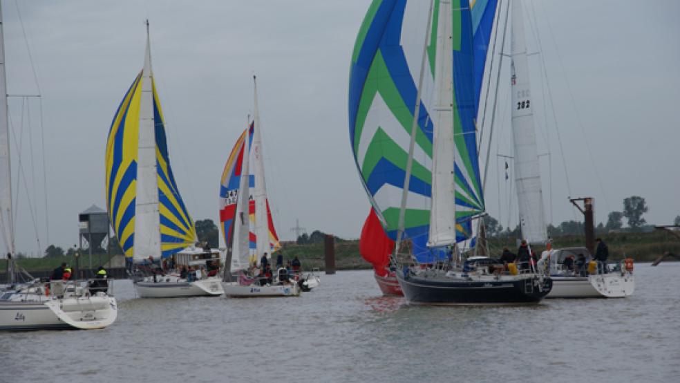 Farbenfroh auf der Ems: Bei der Rökeltour-Regatta starteten 40 Yachten. © Foto: WSV Luv-up Jemgum